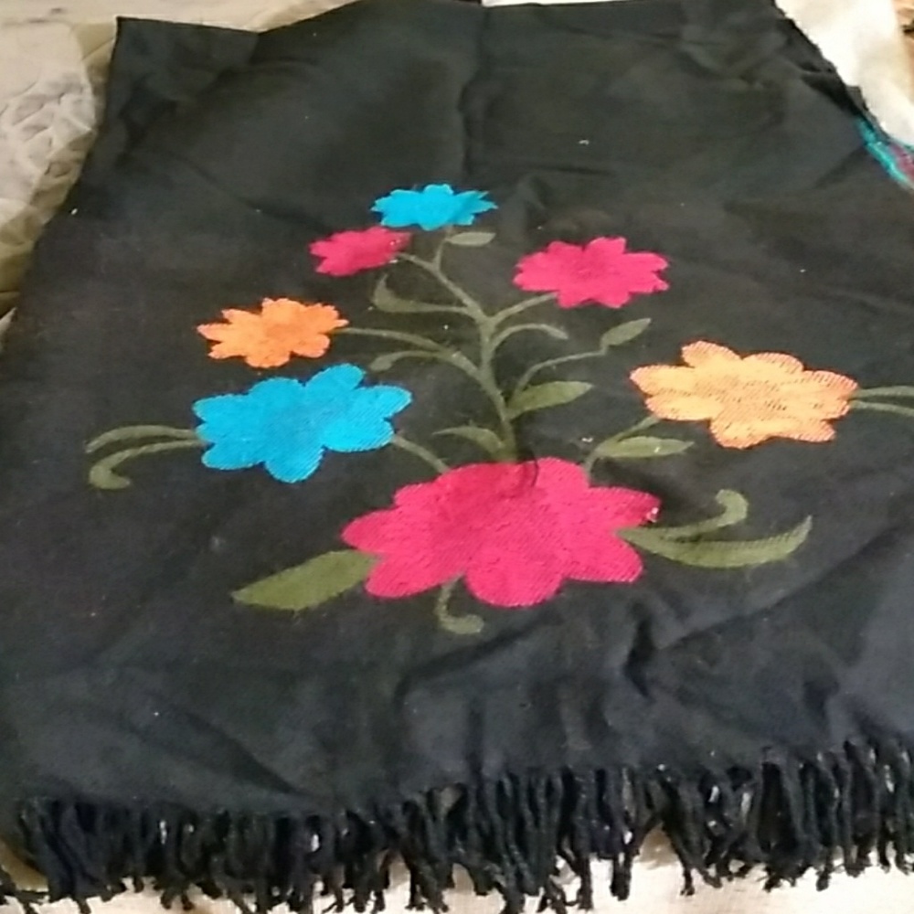 Wrap/Poncho/Cape - Picture 2 of 3
